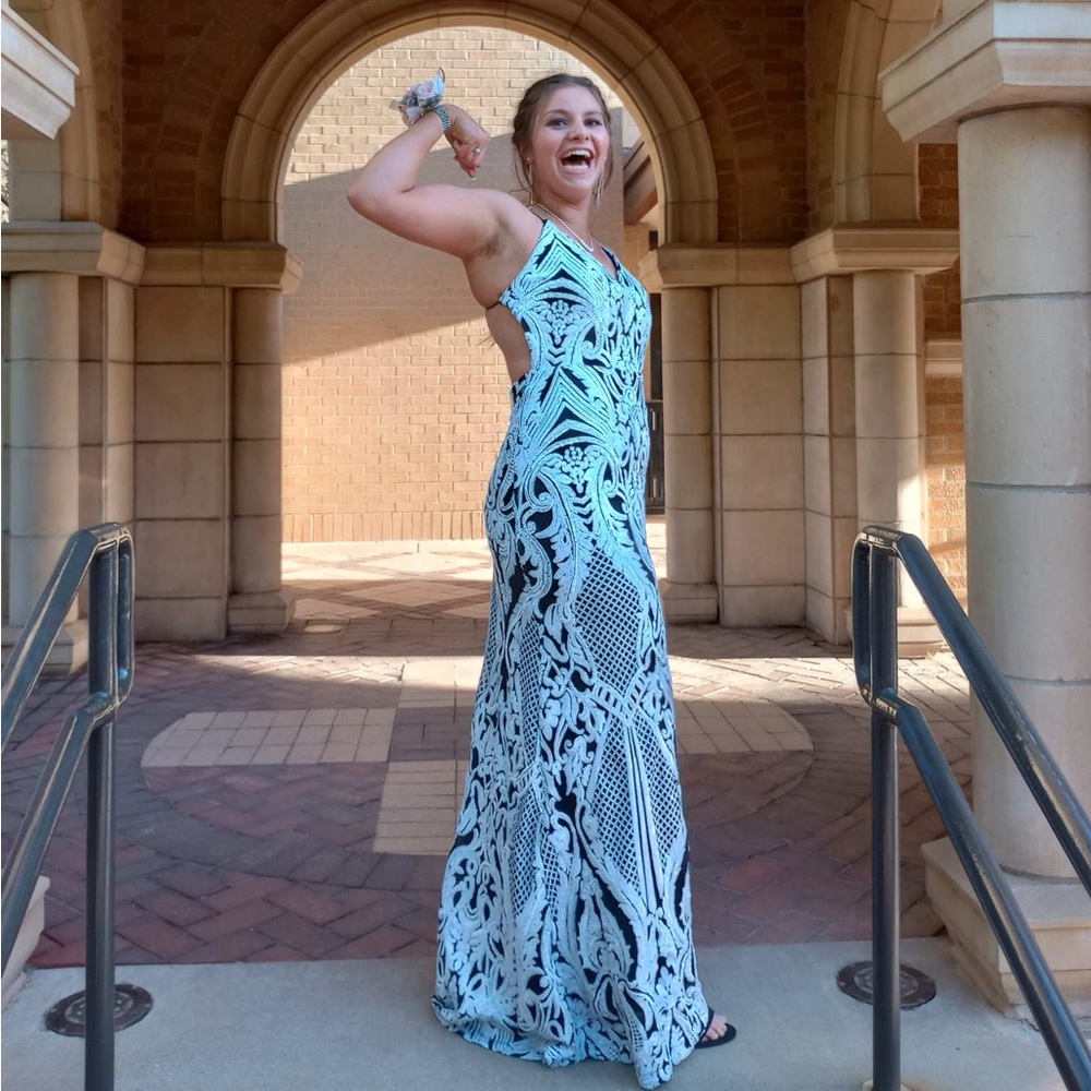 I am selling my prom dress of 22-23.